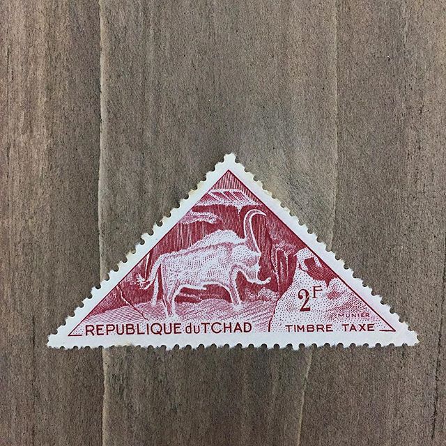 アフリカ大陸のど真ん中にあるチャドの三角切手。切手で地理を覚えてしまいそう (Instagram)